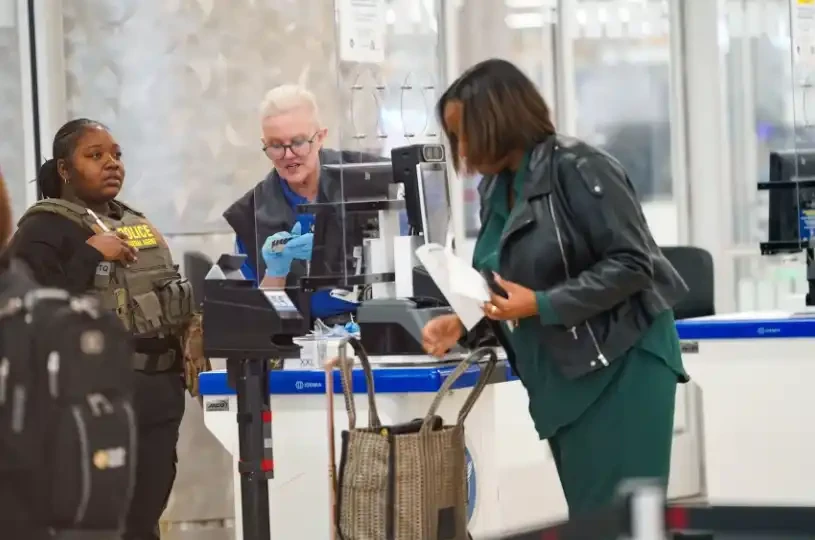 The belligerent Trump has forgotten the Americans who waited in line for hours at the airportThe Shutdown Game Between the Two Parties